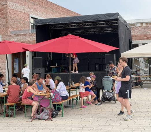 Vegan Festival Bühne mit Sitzplätzen und Sonnenschirmen